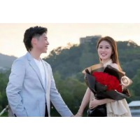 港姐王菲与歌手张子丰宣布订婚，两人因合作拍摄TVB剧集《法言人》而相识